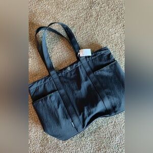 NWT LULULEMON DAILY MULTI-POCKET TOTE IN BLACK